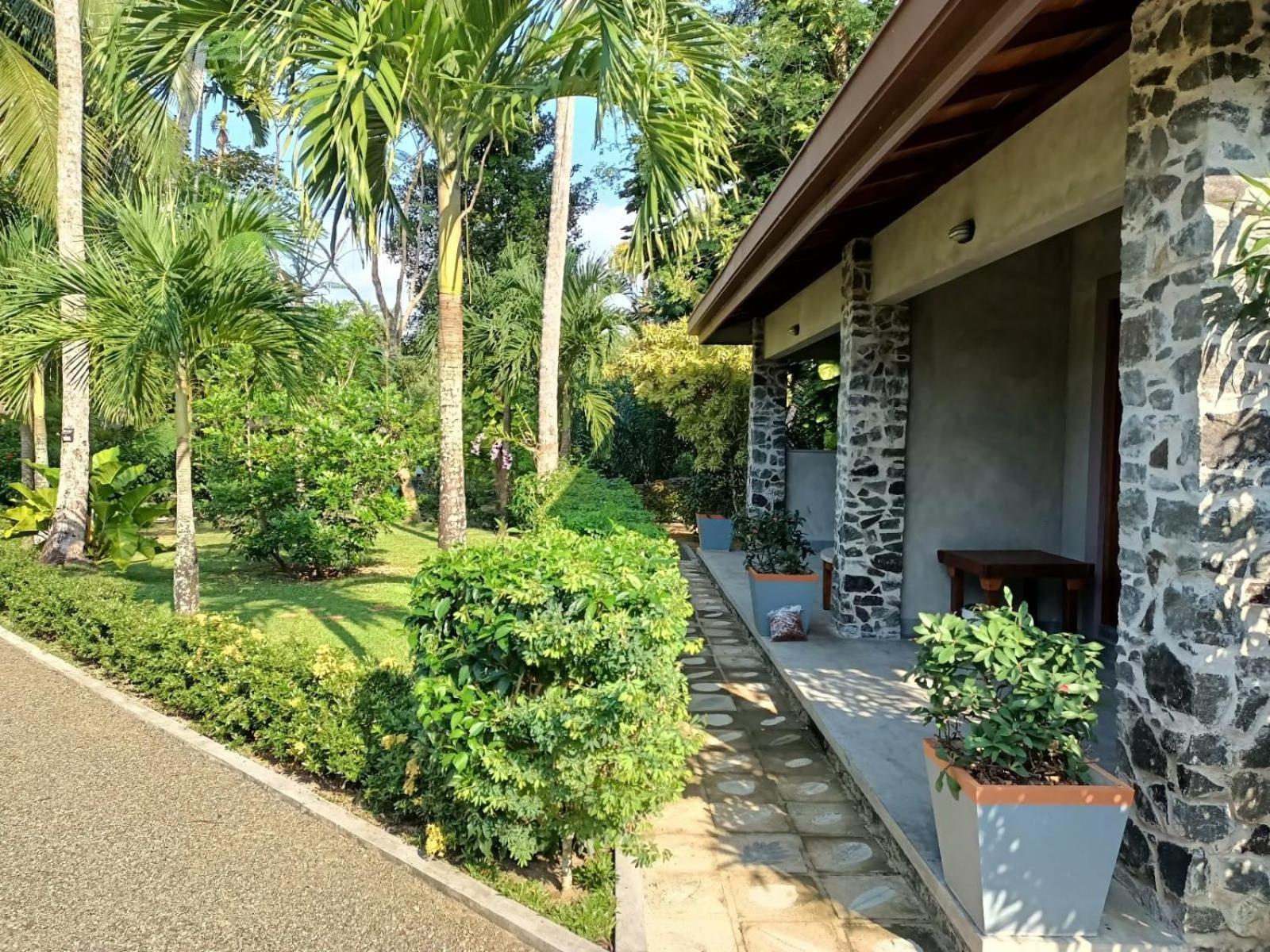 Avalon Village Resort Induruwa Eksteriør billede
